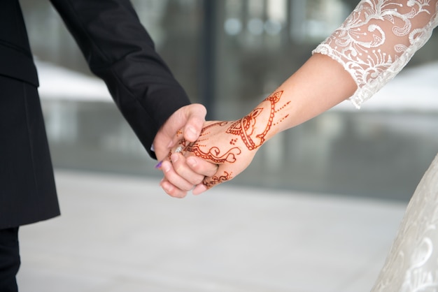 Día de la boda. Novio y novia con flor. Pareja feliz