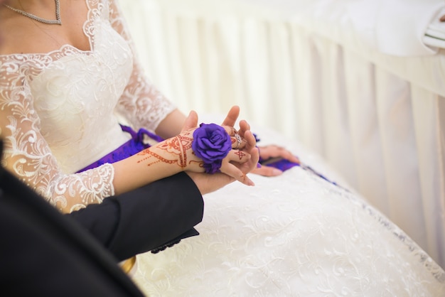 Día de la boda. Novio y novia con flor. Pareja feliz