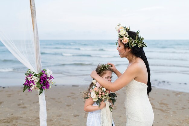 Día de la boda de la pareja caucásica joven