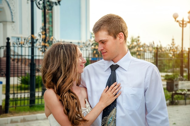 Día de la boda. Pareja feliz mirando a los ojos del otro. Retrato de primer plano