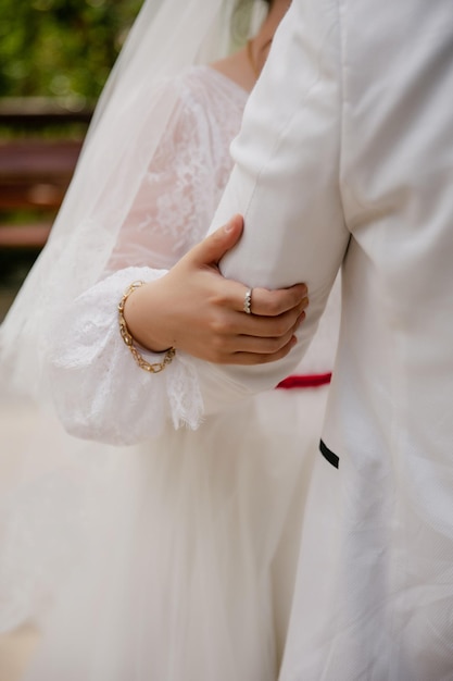 Día de la boda ramo de boda en manos de la novia anillos de boda detalles de primer plano