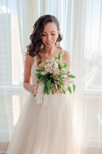 Día de la boda. Retrato de novia hermosa con ramo