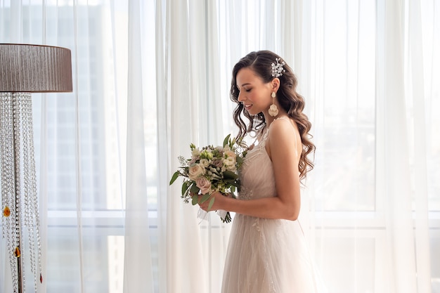 Día de la boda. Retrato de novia hermosa con ramo