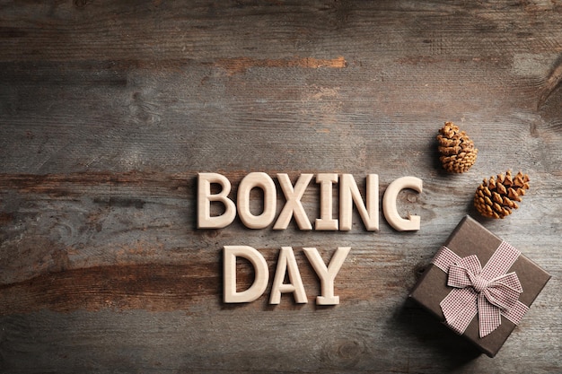 Día de boxeo de texto y caja de regalo sobre fondo de madera