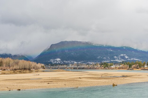 Dia brilhante nublado no rio Columbia perto de Revelstoke British Columbia