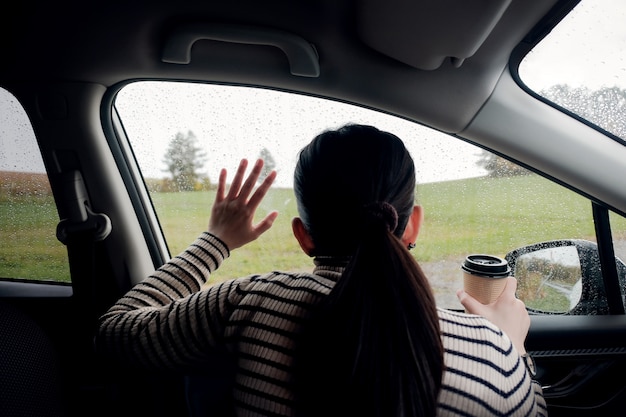 Dia chuvoso ou mau tempo em um conceito de férias. uma mulher de tristeza à espera de chuva para parar