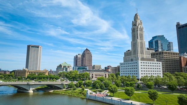 Día de cielo azul con nubes blancas sobre Columbus Ohio centro de la ciudad con puente y río