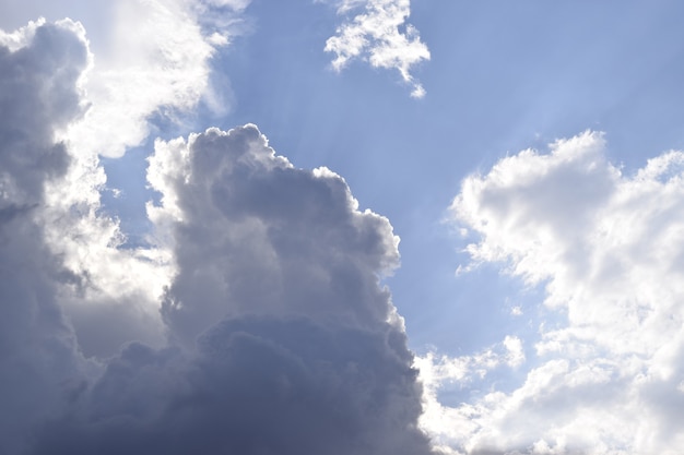 Foto día de cielo nublado para la composición