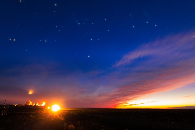 El día del cielo vespertino se convierte en noche Nubes al atardecer y cielo estrellado