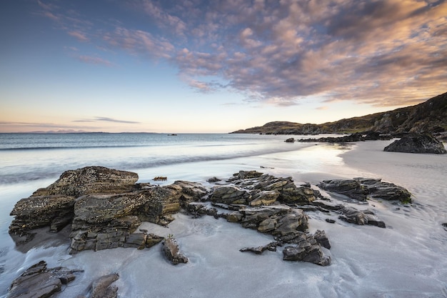 Dia claro e ventoso na costa montanhosa do oceano em Mull, Inner Hebrides, Escócia, Reino Unido