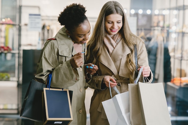 Dia de compras. Novias internacionales. Mujeres en un centro comercial.