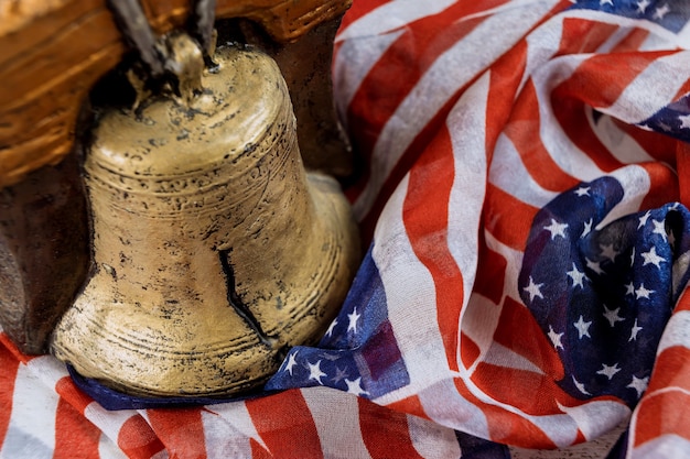 Día conmemorativo de la bandera estadounidense con recordar a los que sirvieron en la campana de la memoria