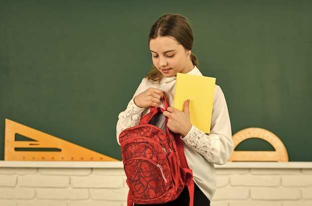 Día del conocimiento Niña en el aula de la escuela espacio de copia Proyecto escolar Actividad educativa Estudio infantil en la escuela Mi mochila es perfecta Colegiala inteligente Educación escolar Estudiante adolescente inteligente