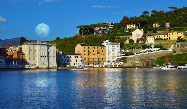 Dia curioso lua cheia sobre o mar da baía