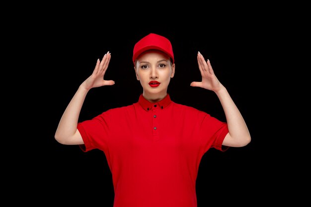 Dia da camisa vermelha garota irritada acenando com as mãos em um boné vermelho vestindo camisa com batom