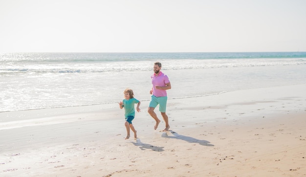 Dia da família de fim de semana pai e filho se divertem ao ar livre pai e filho correndo na praia ensolarada de verão