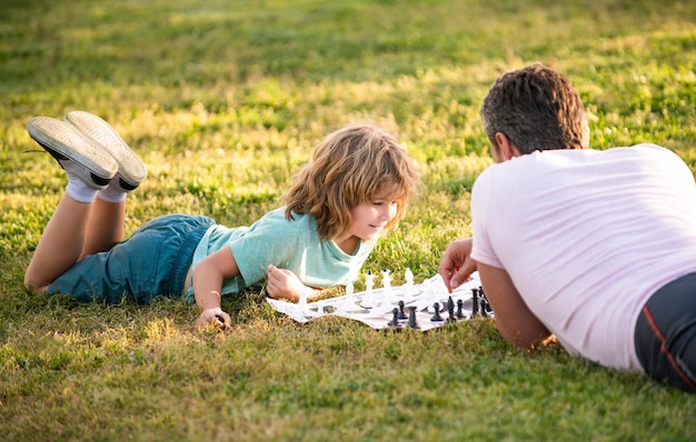 Dia da família paternidade e xeque-mate de infância passando tempo juntos estratégico e tático