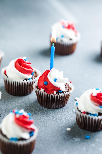 Dia da Independência 4 de julho Estados Unidos Festa patriótica americana com símbolos americanos Cupcakes sobremesa decorada com queijo creme ou creme de manteiga