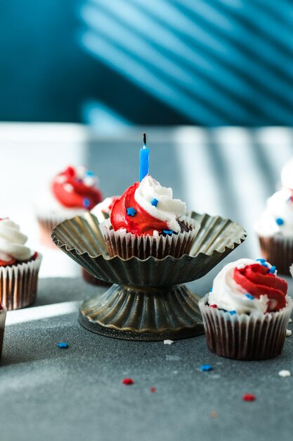 Dia da Independência 4 de julho Estados Unidos Festa patriótica americana com símbolos americanos Cupcakes sobremesa decorada com queijo creme ou creme de manteiga