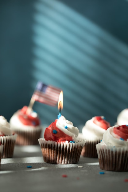 Dia da Independência 4 de julho Estados Unidos Festa patriótica americana com símbolos americanos Cupcakes sobremesa decorada com queijo creme ou creme de manteiga