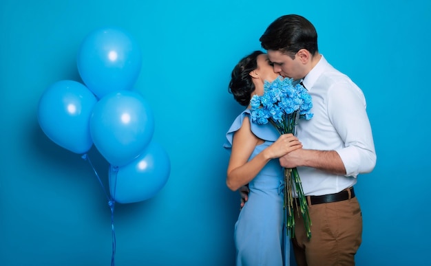 Dia da Mulher Dia dos Namorados Feriados de aniversário presentes Casal apaixonado está beijando e abraçando enquanto comemora o dia dos namorados Cara está dando um buquê de flores para sua namorada fofa