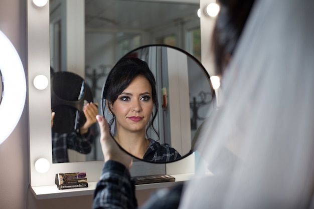 Dia da noiva. Noiva em um salão de beleza. Maquiagem casamento