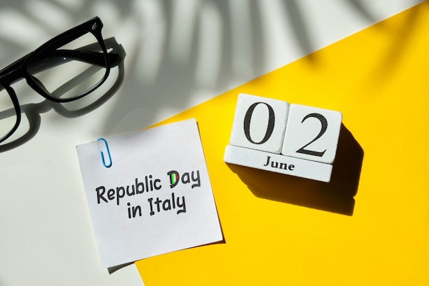 Dia da república na Itália 02 de junho conceito de calendário mês em blocos de madeira.