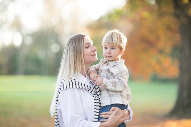 Dia das Mães amor família Família no outono caminhar na natureza ao ar livre Mãe e filho com ternura de abraço