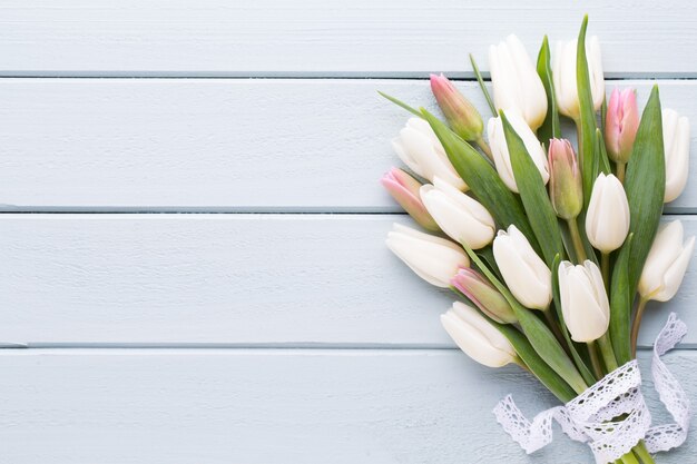 Dia das mães, dia da mulher, Páscoa, tulipas brancas, presentes em cinza.