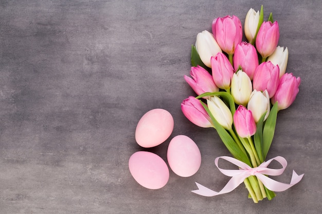 Dia das mães, dia da mulher, páscoa, tulipas cor de rosa, apresenta-se em fundo cinza.