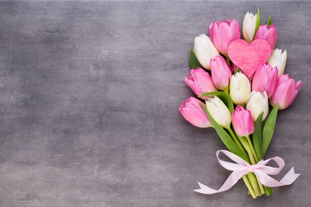 Dia das mães, dia da mulher, páscoa, tulipas cor de rosa, presentes em cinza