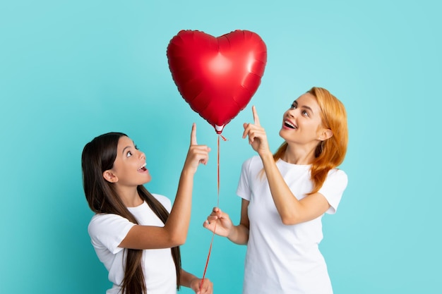 Dia das mães Mãe e filha sorridentes isoladas em fundo azul Pessoas da festa de aniversário