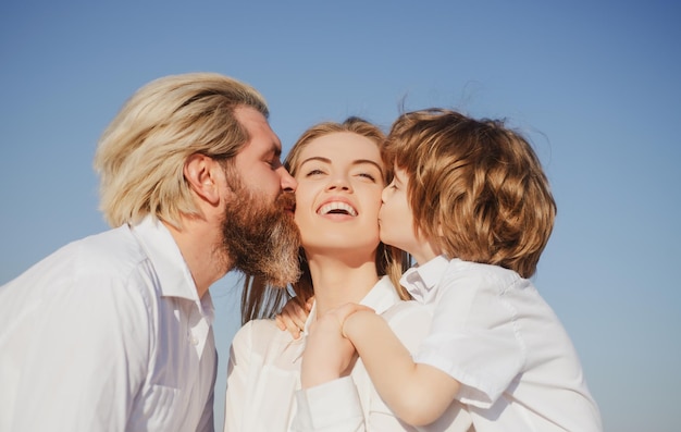 Dia das mães paternidade família feliz maternidade paternidade filho e pai beijam mãe jovem família com c