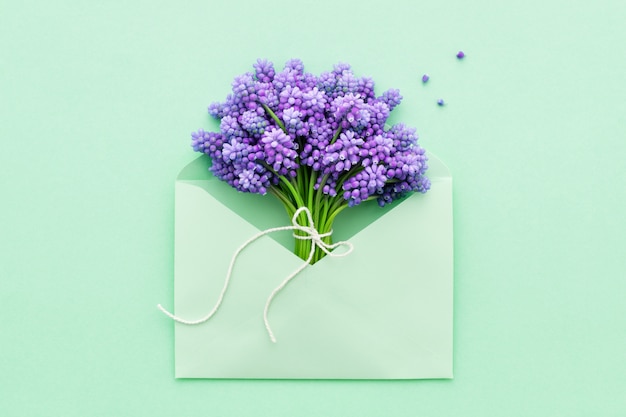 Dia das mães. primavera flores lilás em envelope turquesa.