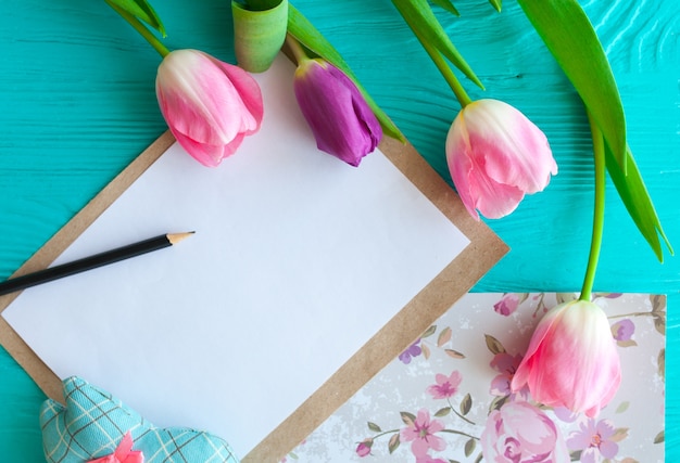 Foto dia das mães. tulipas cor de rosa e cartão