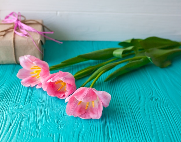 Foto dia das mães. tulipas cor de rosa em fundo azul