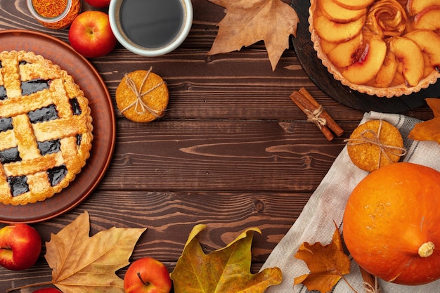 Dia de ação de graças, frutas e tortas de maçã na superfície de madeira vista superior