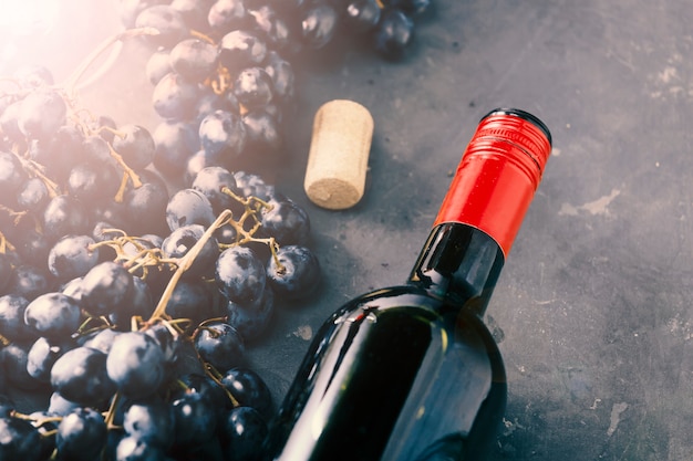 Dia de ação de graças. Vinho e uvas, vista superior, close-up