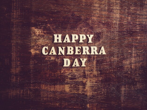 Dia de Canberra na superfície de madeira