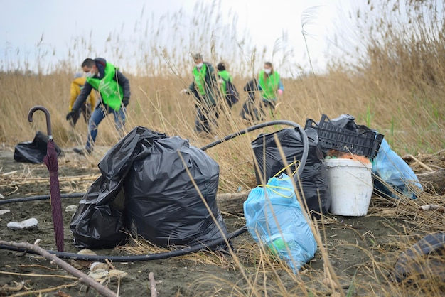 Dia de coleta de plástico na praia para proteger a área protegida Torre Flavia na Itália