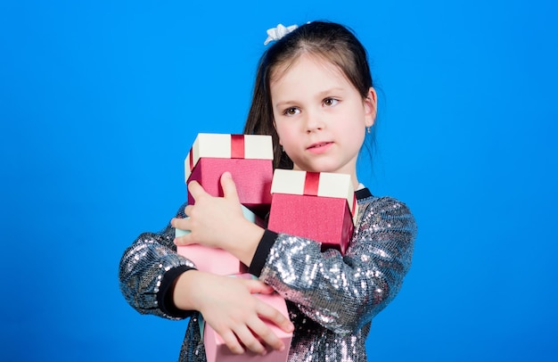 Dia de compras Caixas de presente para carregar crianças Moda infantil Caixa de presente surpresa Lista de desejos de aniversário Especial acontece todos os dias Compre o que você quer Menina com caixas de presente fundo azul Sexta-feira negra