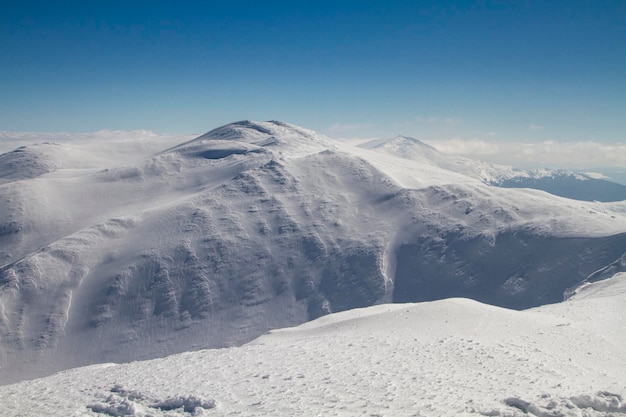 Dia de inverno ensolarado e ventoso nas montanhas