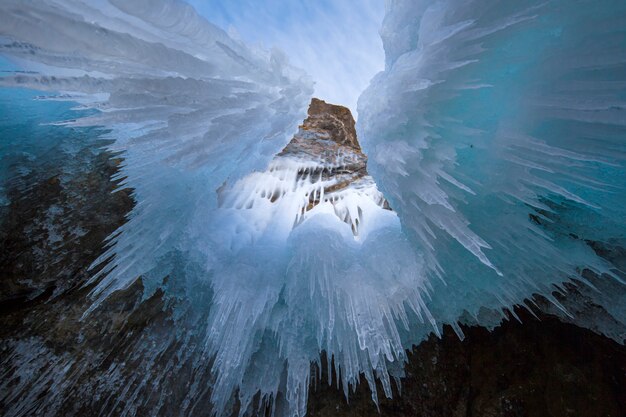 Dia de inverno gelado do Lago Baikal coberto de gelo e neve