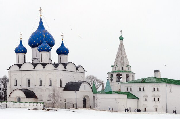 Dia de inverno na cidade russa de Suzdal. Uma das cidades mais populares do Golden Ring
