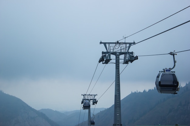 Foto dia de nevoeiro do teleférico