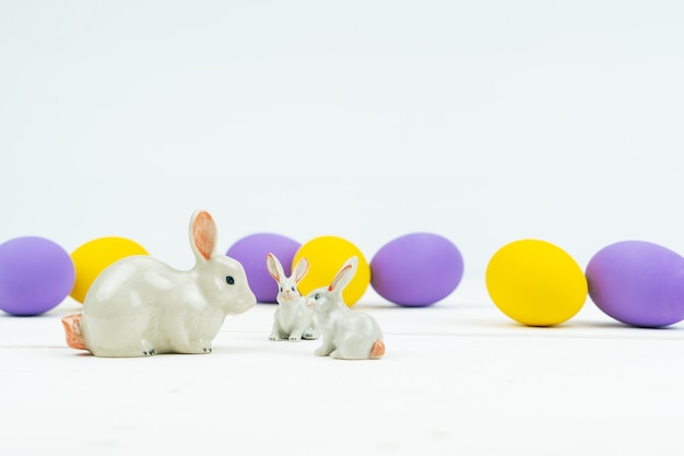 Dia de Páscoa pequena família coelho com ovos decorados
