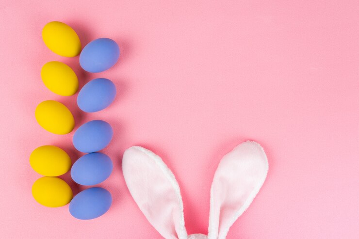 Foto dia de páscoa pequena orelha de coelho com ovos decorados