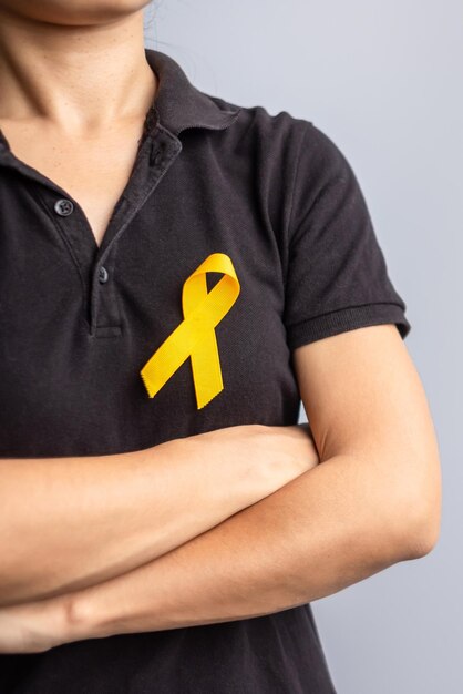Foto dia de prevenção do suicídio sarcoma na infância e câncer de bexiga mês de conscientização fita amarela para apoiar a vida e a doença das pessoas conceito de saúde e dia mundial do câncer