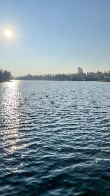 dia de primavera sobre o lago