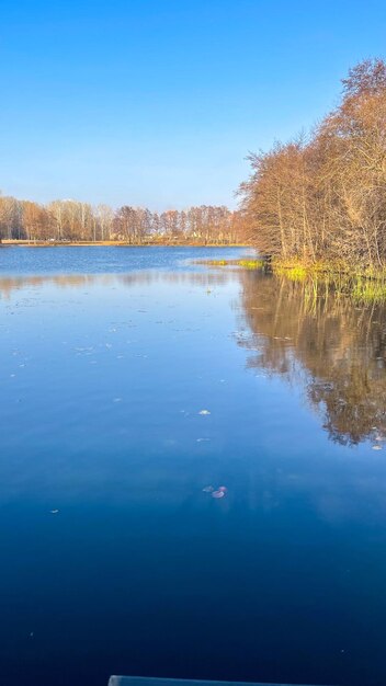 dia de primavera sobre o lago